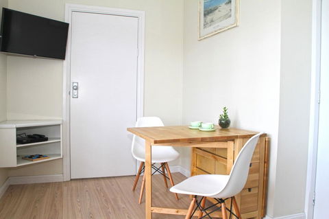 Smugglers Inn Studio Apartments - Accommodation Main Beach 14