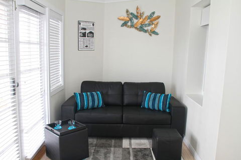 Smugglers Inn Studio Apartments - Accommodation Main Beach 3