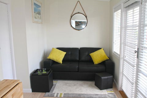 Smugglers Inn Studio Apartments - Accommodation Main Beach 11