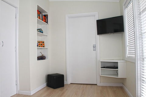 Smugglers Inn Studio Apartments - Accommodation Main Beach 7