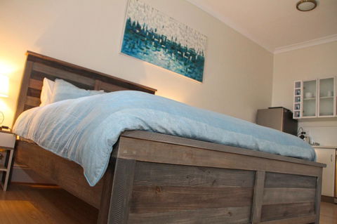 Smugglers Inn Studio Apartments - Accommodation Main Beach 9