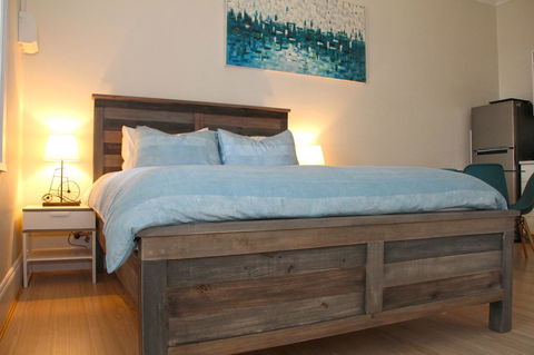 Smugglers Inn Studio Apartments - Accommodation Main Beach 5
