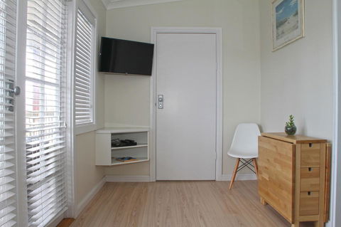 Smugglers Inn Studio Apartments - Accommodation Main Beach 17