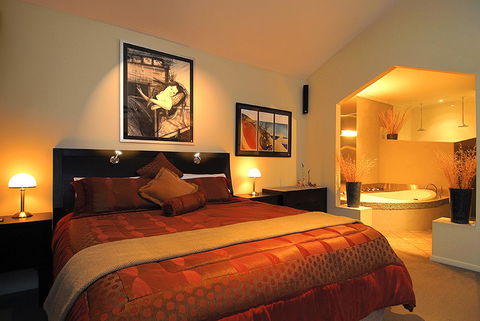 Riverview Rise Retreats - Accommodation Main Beach 2