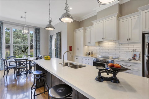 Grandview Accommodation - The Elm Tree Apartments - Accommodation Main Beach 15