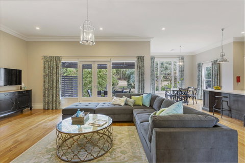 Grandview Accommodation - The Elm Tree Apartments - Accommodation Main Beach 4