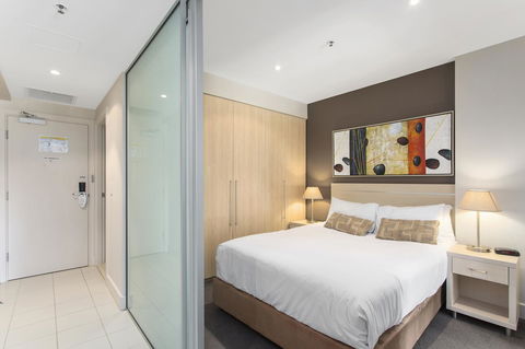 Pier Luxury Apartments - Accommodation Main Beach 9