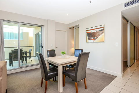 Pier Luxury Apartments - Accommodation Main Beach 23