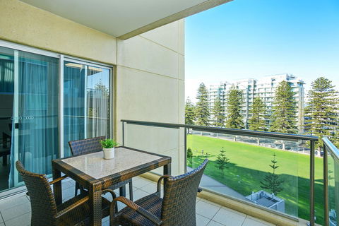 Pier Luxury Apartments - Accommodation Main Beach 26