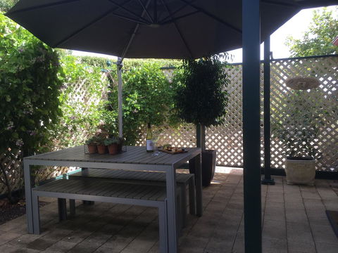 Wine And Roses Bed And Breakfast - Accommodation Main Beach 3
