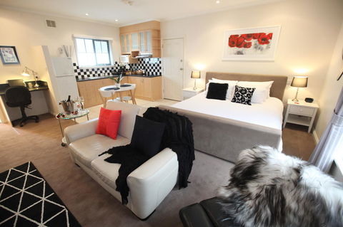 Wine And Roses Bed And Breakfast - Accommodation Main Beach 9