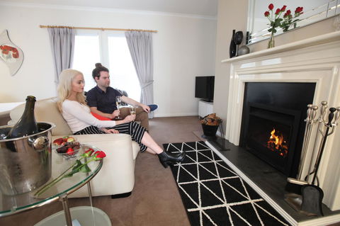 Wine And Roses Bed And Breakfast - Accommodation Main Beach 8