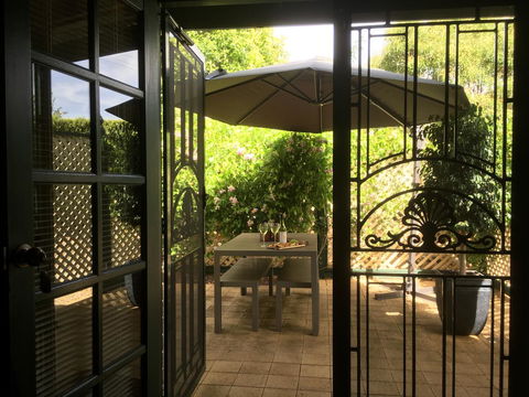 Wine And Roses Bed And Breakfast - Accommodation Main Beach 4