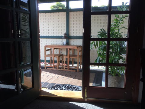 Wine And Roses Bed And Breakfast - Accommodation Main Beach 34