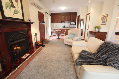 Wine And Roses Bed And Breakfast - Accommodation Main Beach 16