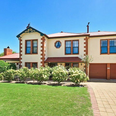 Wine And Roses Bed And Breakfast - Accommodation Main Beach 0