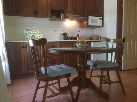 Wine And Roses Bed And Breakfast - Accommodation Main Beach 2