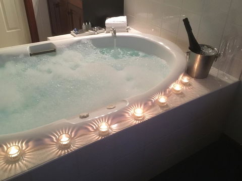 Wine And Roses Bed And Breakfast - Accommodation Main Beach 24