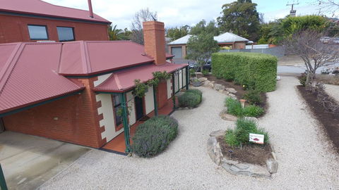 Wine And Roses Bed And Breakfast - Accommodation Main Beach 13