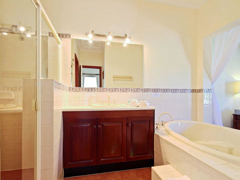 Wine And Roses Bed And Breakfast - Accommodation Main Beach 18