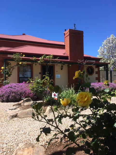 Wine And Roses Bed And Breakfast - Accommodation Main Beach 6