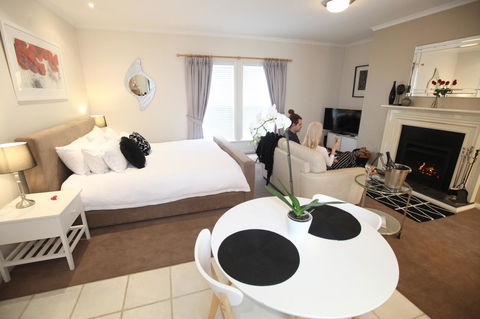 Wine And Roses Bed And Breakfast - Accommodation Main Beach 10