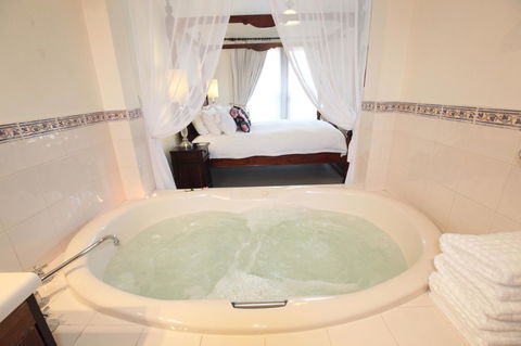 Wine And Roses Bed And Breakfast - Accommodation Main Beach 15