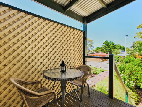 Wine And Roses Bed And Breakfast - Accommodation Main Beach 12