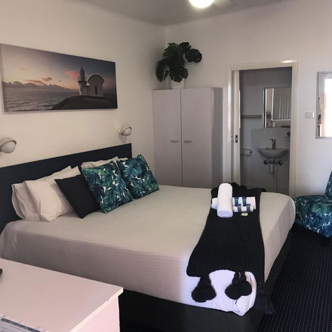 OCEAN BREEZE MOTEL - Accommodation Main Beach 2
