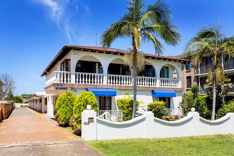 OCEAN BREEZE MOTEL - Accommodation Main Beach 0