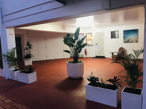 OCEAN BREEZE MOTEL - Accommodation Main Beach 4