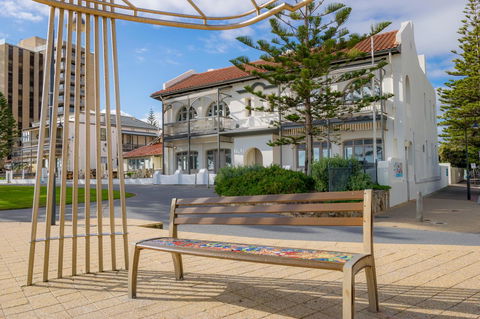 Seawall Apartments - Accommodation Main Beach 15