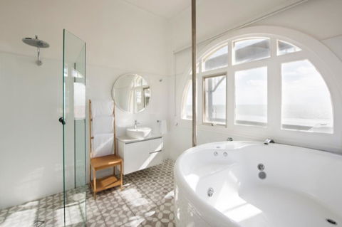 Seawall Apartments - Accommodation Main Beach 10