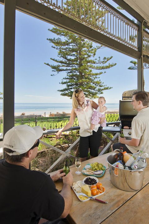 Seawall Apartments - Accommodation Main Beach 9