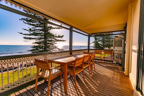Seawall Apartments - Accommodation Main Beach 1