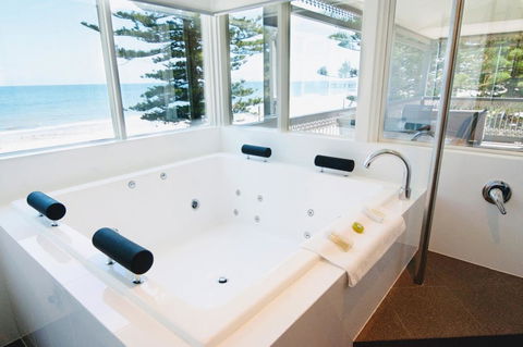 Seawall Apartments - Accommodation Main Beach 30