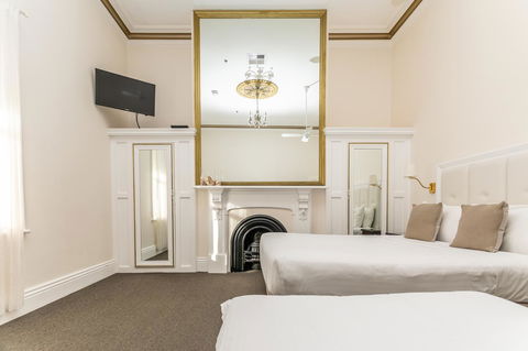 Seawall Apartments - Accommodation Main Beach 5