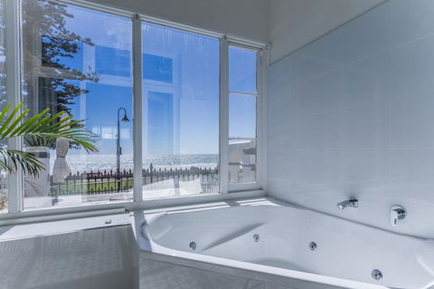 Seawall Apartments - Accommodation Main Beach 4