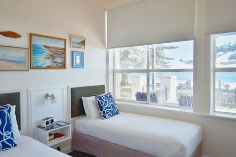 Seawall Apartments - Accommodation Main Beach 11