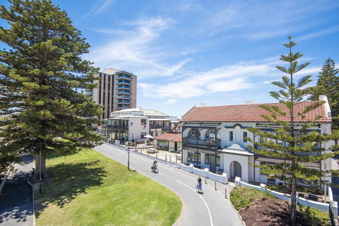 Seawall Apartments - Accommodation Main Beach 0