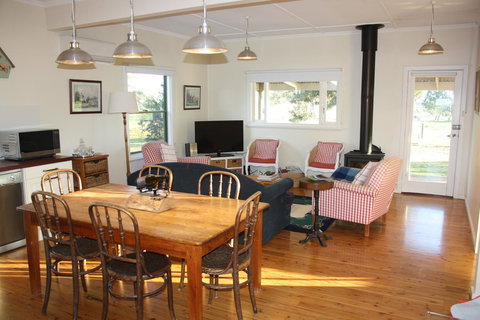 Rabbiters Hut - Accommodation Main Beach 6