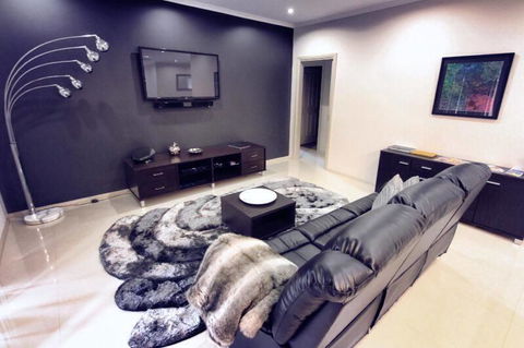 Casavino Luxury Villa - Accommodation Main Beach 0