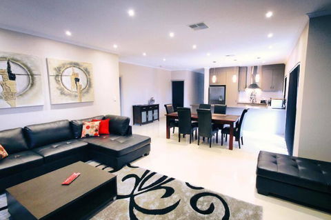 Casavino Luxury Villa - Accommodation Main Beach 3