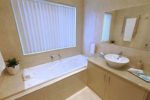 Casavino Luxury Villa - Accommodation Main Beach 26