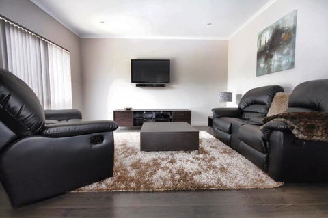 Casavino Luxury Villa - Accommodation Main Beach 18