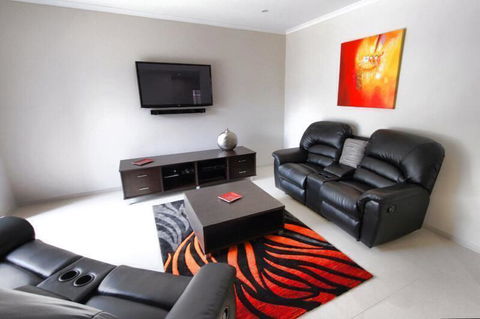 Casavino Luxury Villa - Accommodation Main Beach 24