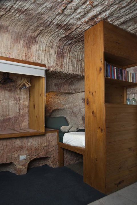 Ali\'s Underground Studio - Accommodation Main Beach 7