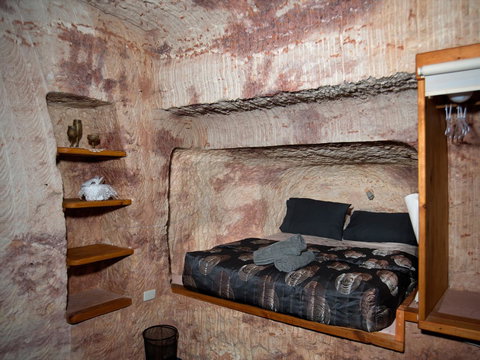 Ali\'s Underground Studio - Accommodation Main Beach 9