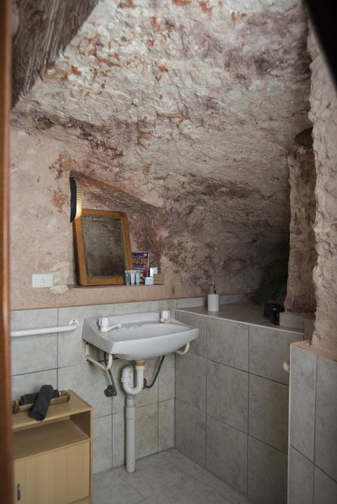 Ali\'s Underground Studio - Accommodation Main Beach 10