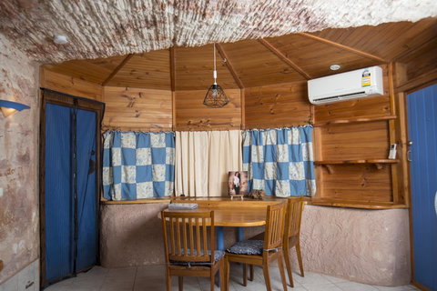 Ali\'s Underground Studio - Accommodation Main Beach 6